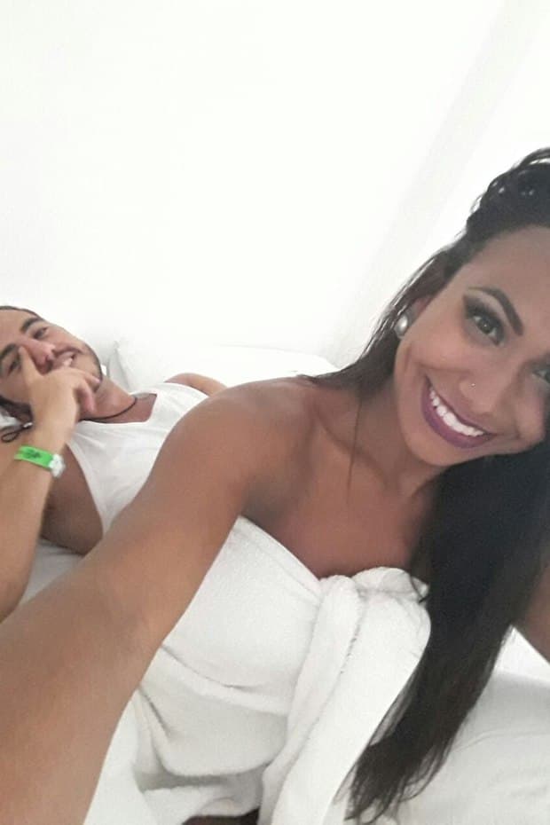 Em foto íntima, ex-BBB Matheus Lisboa é flagrado com modelo só de toalha