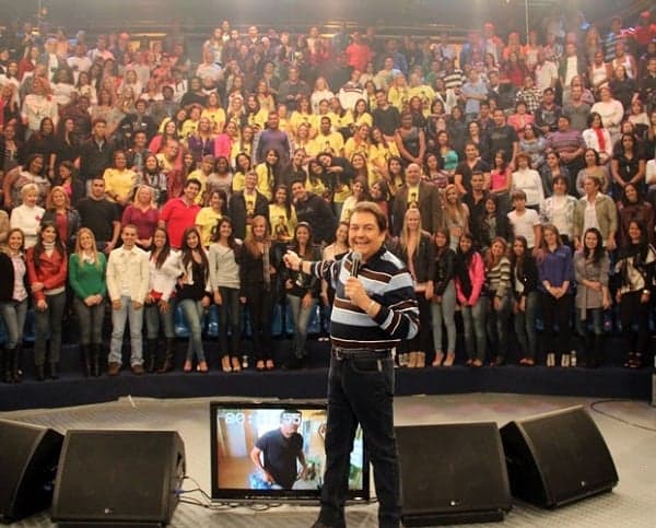 Homem cobra para levar plateia a programas da Globo; emissora alerta para golpes
