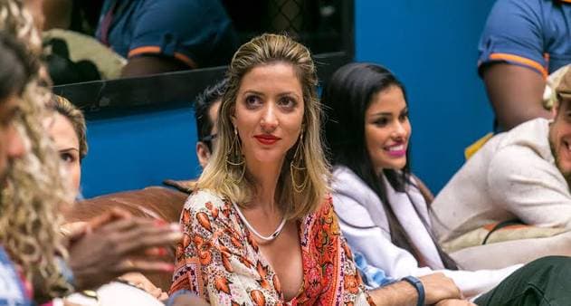 Ex-BBB publica foto com seio de fora para celebrar dia das mulheres