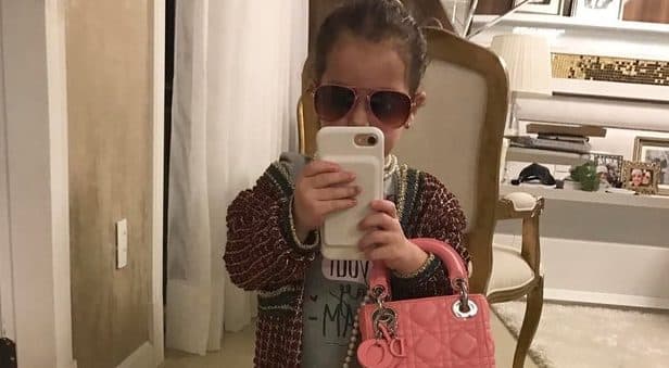 Filha de Wesley Safadão, a pequena Ysis de 2 anos, usa bolsa de 2,5 mil euros