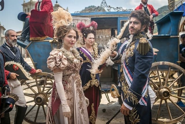 Caio Castro exalta Leticia Colin e diz que atriz foi responsável por sua atuação em novela