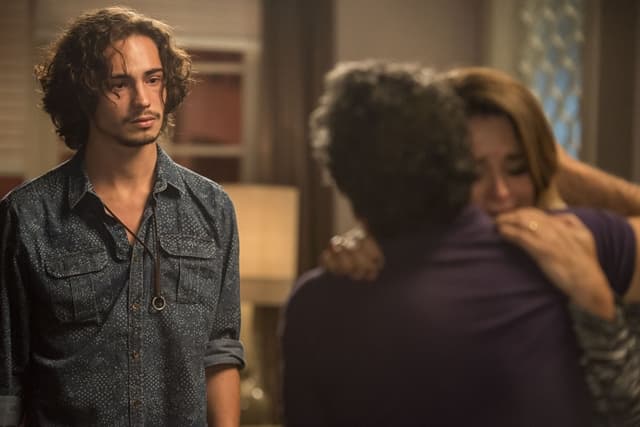 Nicolau revela câncer aos pais e ator Danilo Mesquita fala sobre o personagem morrer em "Rock Story"