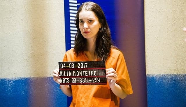 "Rock Story": Júlia sai da prisão com ajuda de Beatriz
