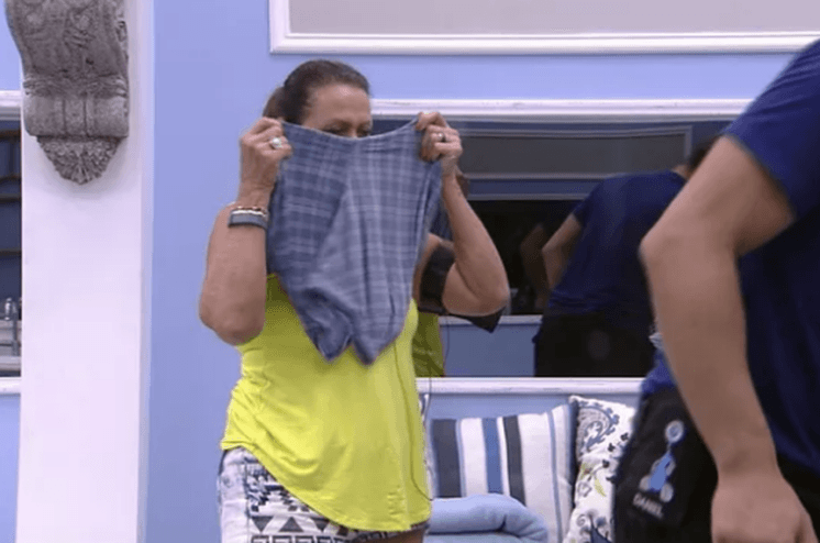 "BBB 17": Ieda cheira cueca deixada por Rômulo