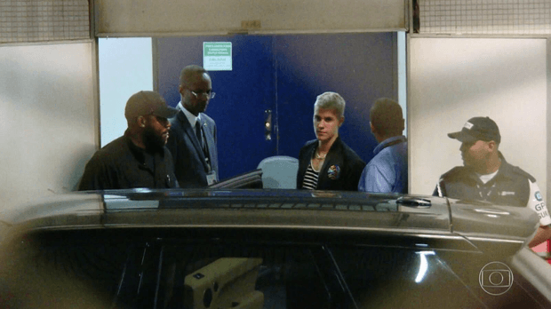 Justin Bieber desembarca no Brasil e internet vai ao delírio: "Uh, papai chegou"