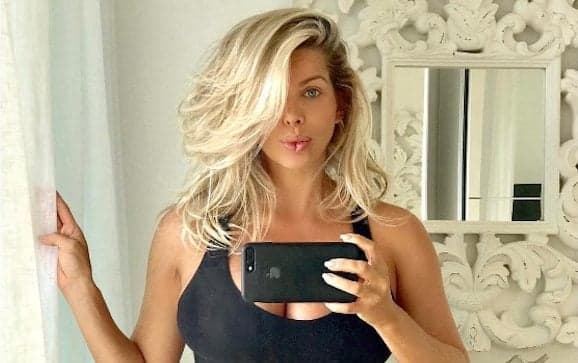 Karina Bacchi faz de gravidez um reality show na web