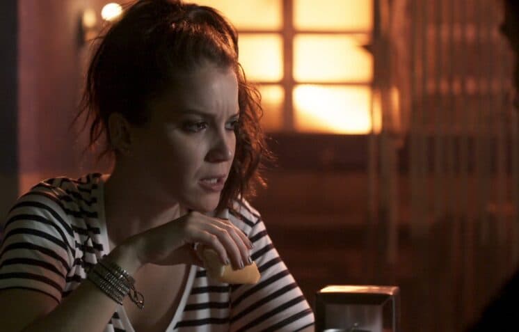 Lorena finge desespero e Romildo promete matar Alex em "Rock Story"