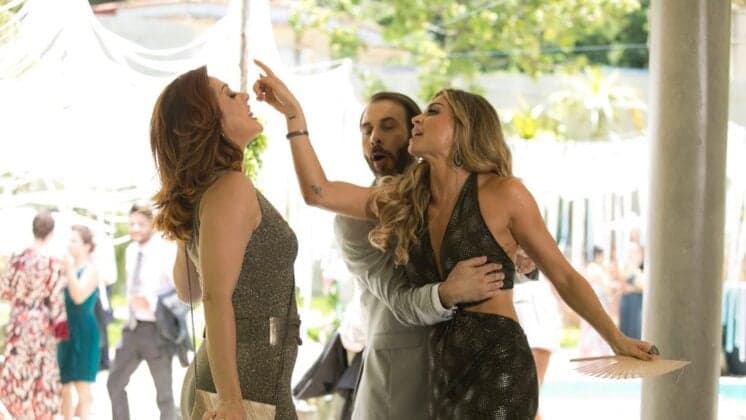 Após descobrir armação, Salete parte para cima e dá surra em Luciane em "A Lei do Amor"