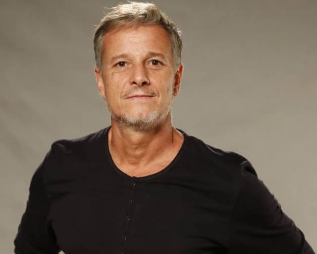 Após fim de novela, Marcello Novaes troca carícias com loira e beija Erika Janusa