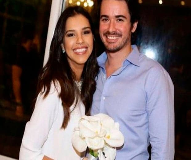 Mariana Rios reata namoro e ganha buquê gigante
