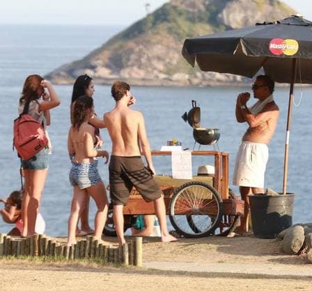 Humildes, ambulantes da orla dão boas-vindas ao ator Mario Gomes