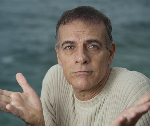 Após vender hambúrguer na praia, Mário Gomes é assaltado e perde Rolex de ouro caríssimo