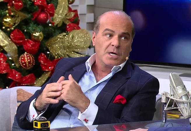Dono da RedeTV! lê texto no jornal de sua emissora contra operadoras de TV a cabo