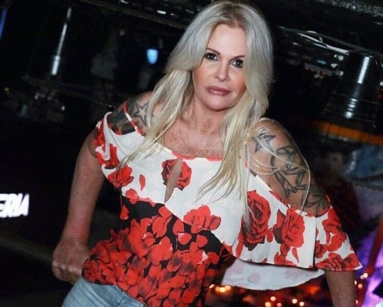 Monique Evans faz emocionante desabafo após assumir relacionamento lésbico e público reage