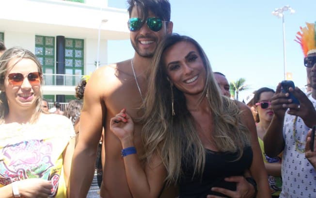 Nicole Bahls nega crise no relacionamento e revela vontade de engravidar
