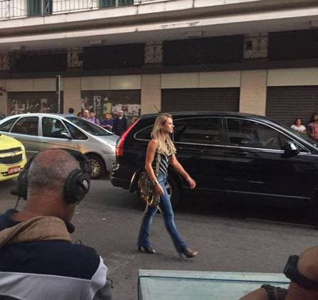 Paolla Oliveira e Marco Pigossi param trânsito do RJ com gravação de novela