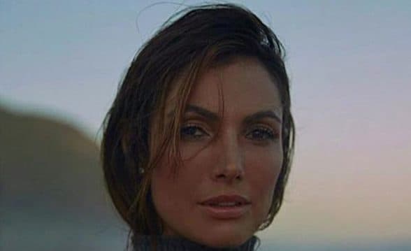 Patrícia Poeta aparece reluzente em foto na praia