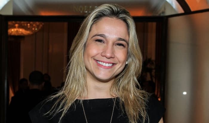 Fernanda Gentil, apaixonada, posa com namorada e filho