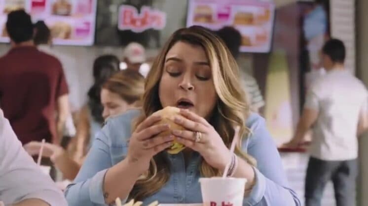 Em comercial, Preta Gil surge desesperada, com fome e falando palavrão