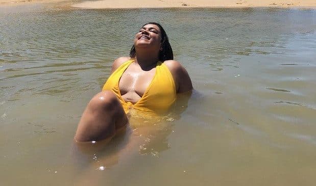 Preta Gil publica foto de maiô amarelo e seguidor pergunta: "Teletubbies?"
