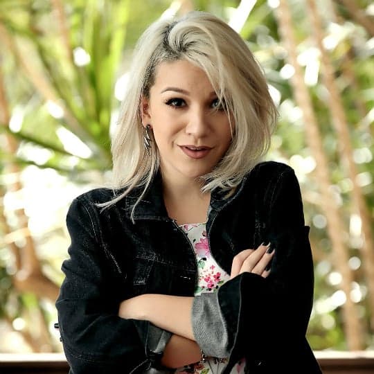 Priscilla Alcântara desiste do loiro e pinta o cabelo de rosa