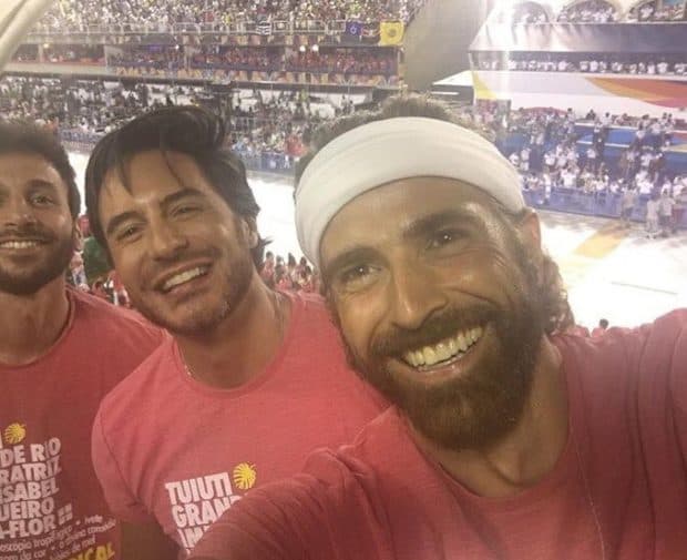 Reynaldo Gianechini e Ricardo Tozzi se jogam na folia do Carnaval