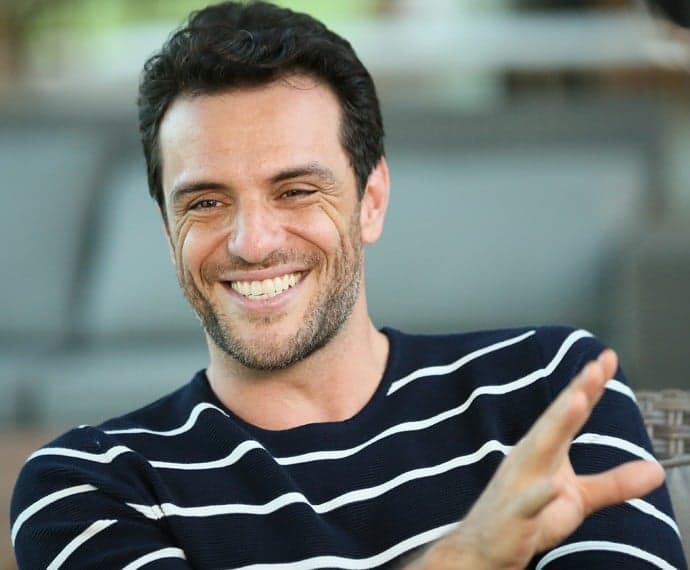 Rodrigo Lombardi leva fechada de motorista e fica estressado
