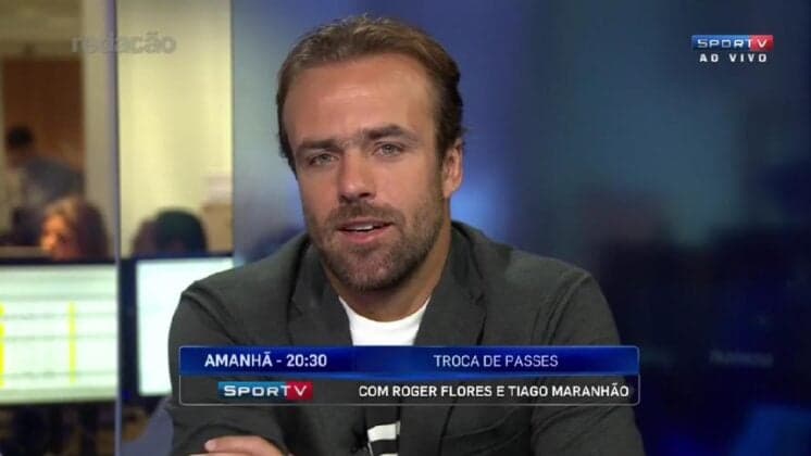 Com relacionamento discreto, Roger Flores aparece agarrado com a namorada e recebe parabéns especial