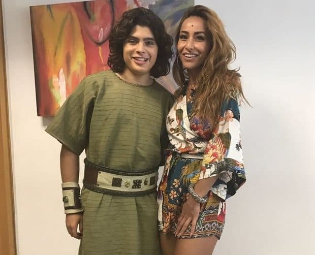 Sabrina Sato grava com elenco da novela "O Rico e Lázaro"