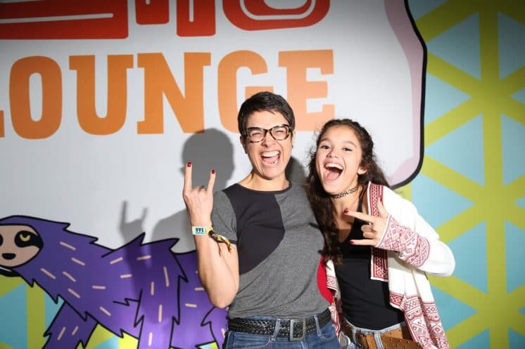 Sem maquiagem, Sandra Annenberg curte Lollapalooza com a filha