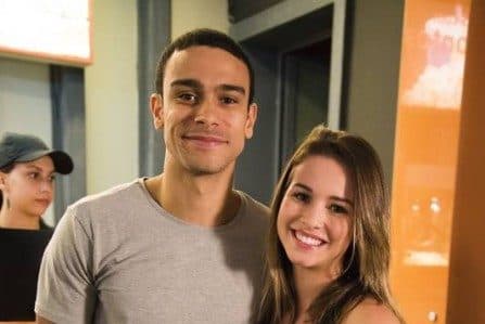 Casal de "Malhação" revela nojo de fãs: "Eles ficam o dia inteiro no sol e vem dar beijo na gente suados!"