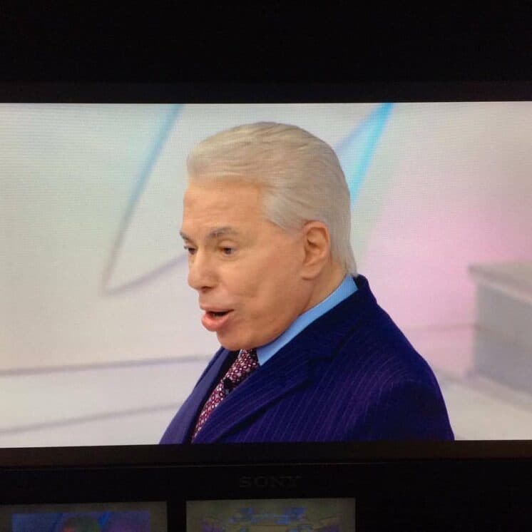 Silvio Santos, adotando novo visual,  grava seu programa no SBT