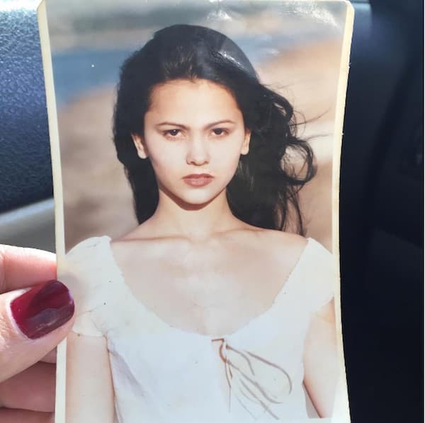 Atriz publica foto de quando era adolescente e chama atenção pela beleza