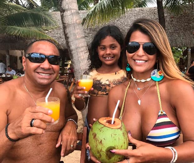 Tiririca surge em momento íntimo ao comemorar 22 anos de casados