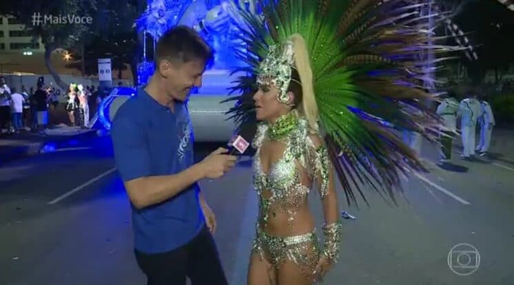 Wanessa Camargo explica que fantasia deveria ter mais plumas atrás: 'Não vieram'