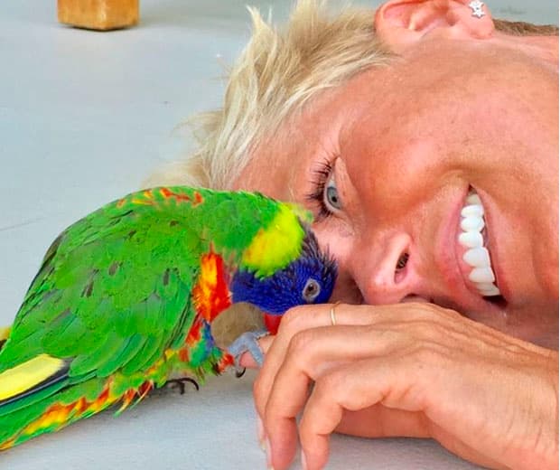 Xuxa é criticada e surpreende ao responder seguidora na web