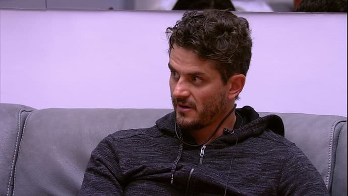 Após expulsão, Marcos é indiciado e prestará depoimento nesta quarta (12)