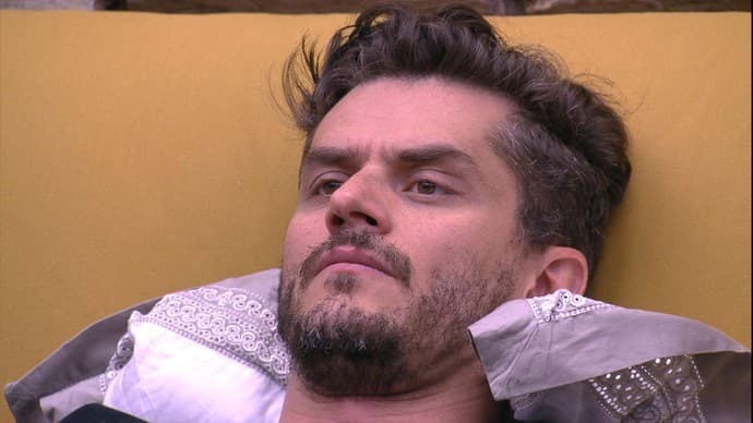 "BBB17": Marcos olha para câmera e dispara: "que c*****, hein, Ilmar?