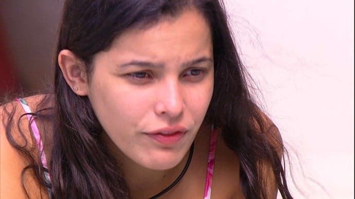 Agredida, Emilly volta a defender Marcos e criticar sua expulsão