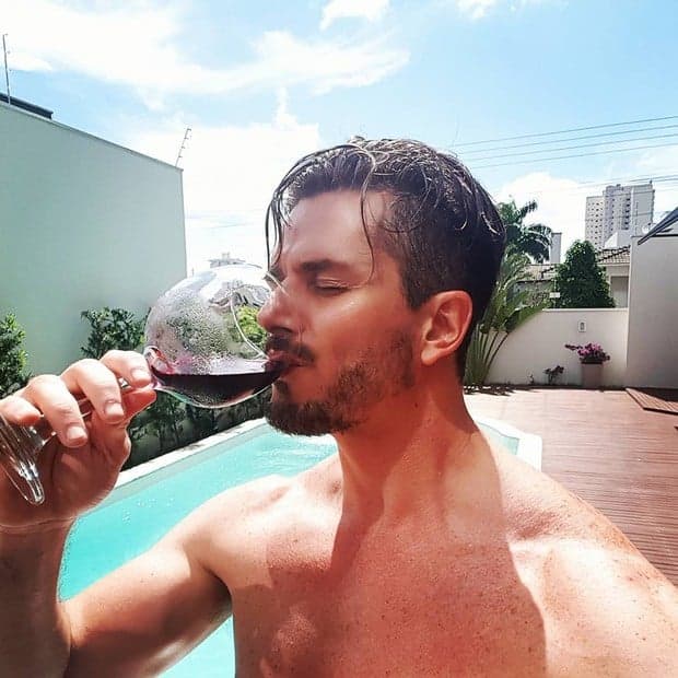 Expulso do "BBB 17", Marcos ostenta vida luxuosa aqui fora