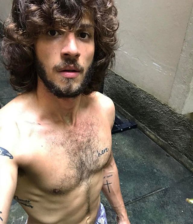 Chay Suede aparece com pouca roupa e peludo em foto: "Suada na laje"