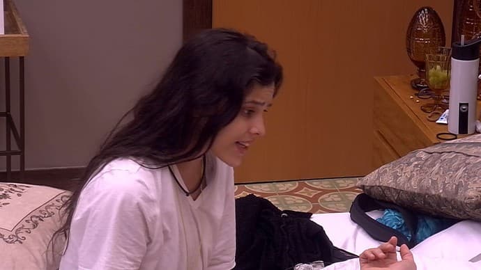 "BBB17": Após discussão, Marcos se recusa a dormir com Emilly: "Fica aí dando show"