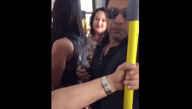 Zezé di Camargo é flagrado andando de ônibus, se irrita e emite nota para desmentir