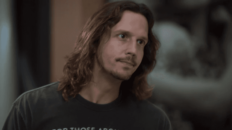 "Rock Story": Mãe de Zac invade palco e beija Gui