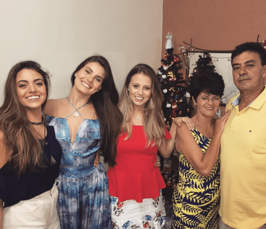 Camila Queiroz e a família (Foto : Reprodução)