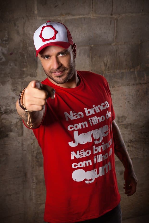 Diogo Nogueira é estrela em campanha de grife temática sobre devoção