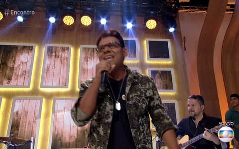 Pablo se descuida e atende telefone ao vivo no "Encontro"