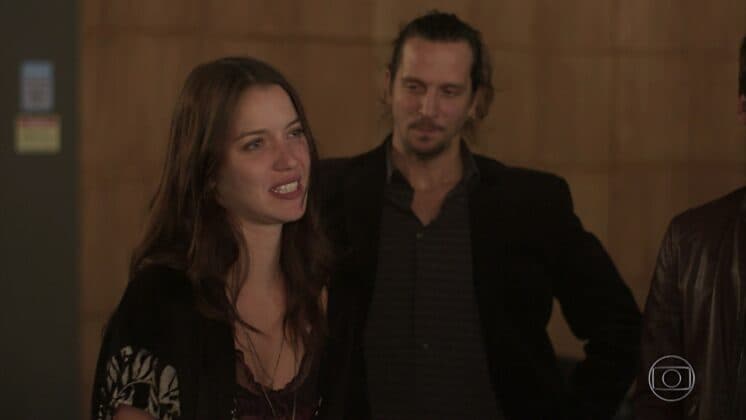"Rock Story": Júlia descobre segredo de Tiago e o desmascara