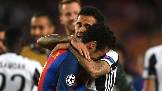 Time de Neymar é eliminado, jogador chora e é consolado pela família na internet