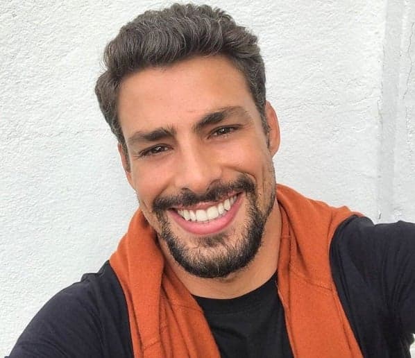 Cauã Reymond revela que já sofreu assédio; um "cara se tocou" ao lado dele